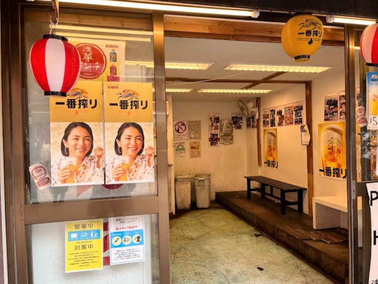 浅草メンチはこちらの休憩処でいただこう。中にはベンチもある。