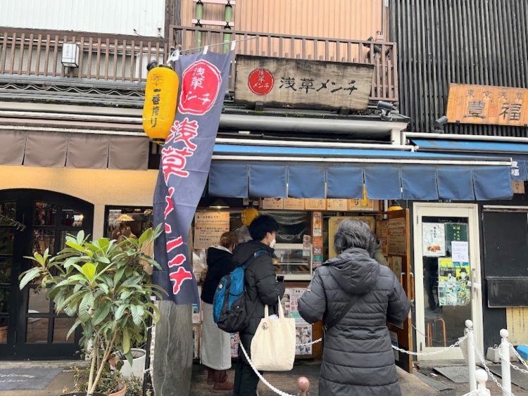 『浅草メンチ』はいつも行列の人気店だ。