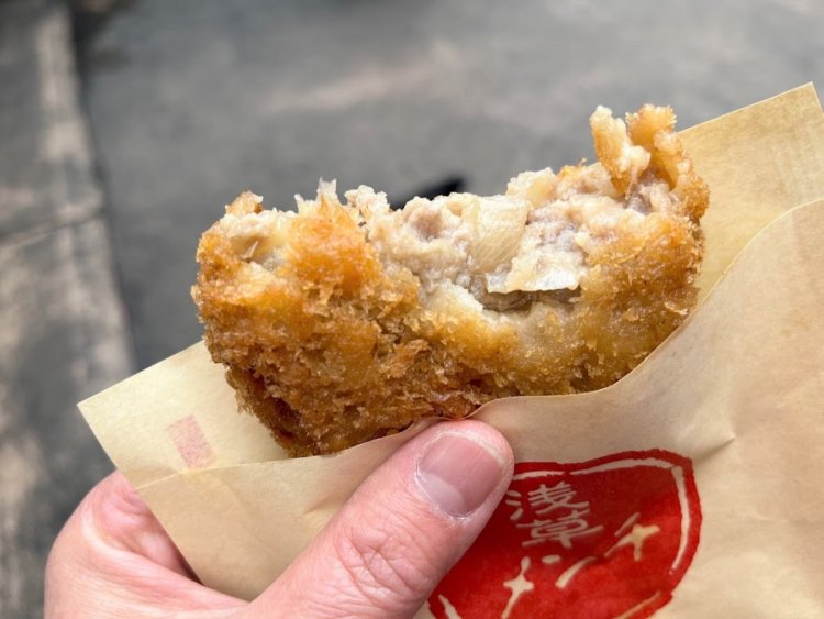 ここにカラシをつけて食べるのもおすすめだ。店のスタッフに頼めばもらうことができる。