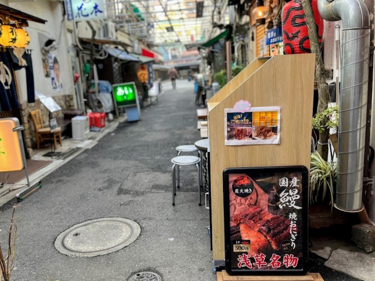 細い路地裏の目立たない飲み屋通りといった雰囲気だが、映画の撮影などでもよく使われるそう。
