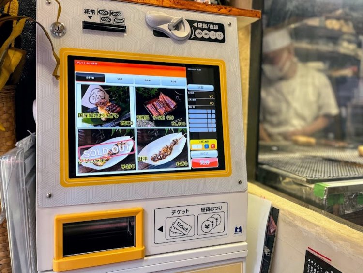 店の軒先にぎゅっと収まっているうなぎ食券機。