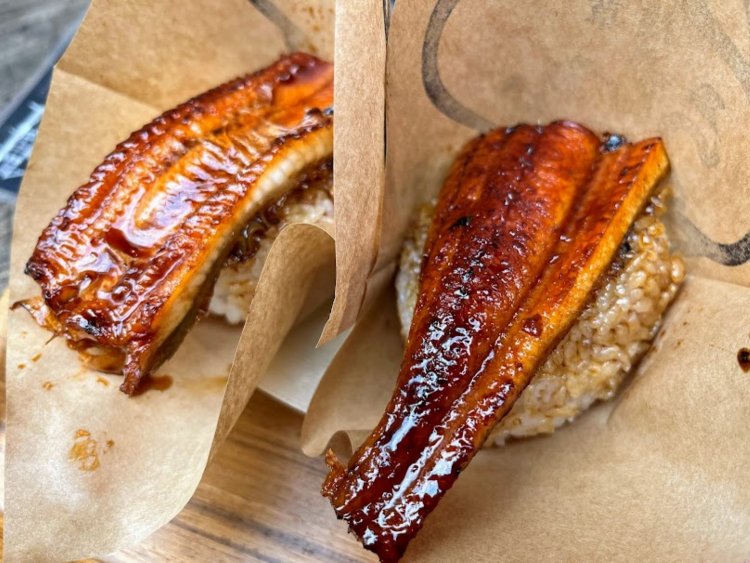 国産鰻焼おにぎり。「腹」と「尻尾」ではそれぞれ違った味わいを楽しむことができる。