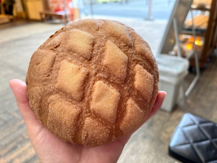 ジャンボめろんぱん300円。見た目は大きいが、ふわっとした中身であっという間に平らげてしまう。