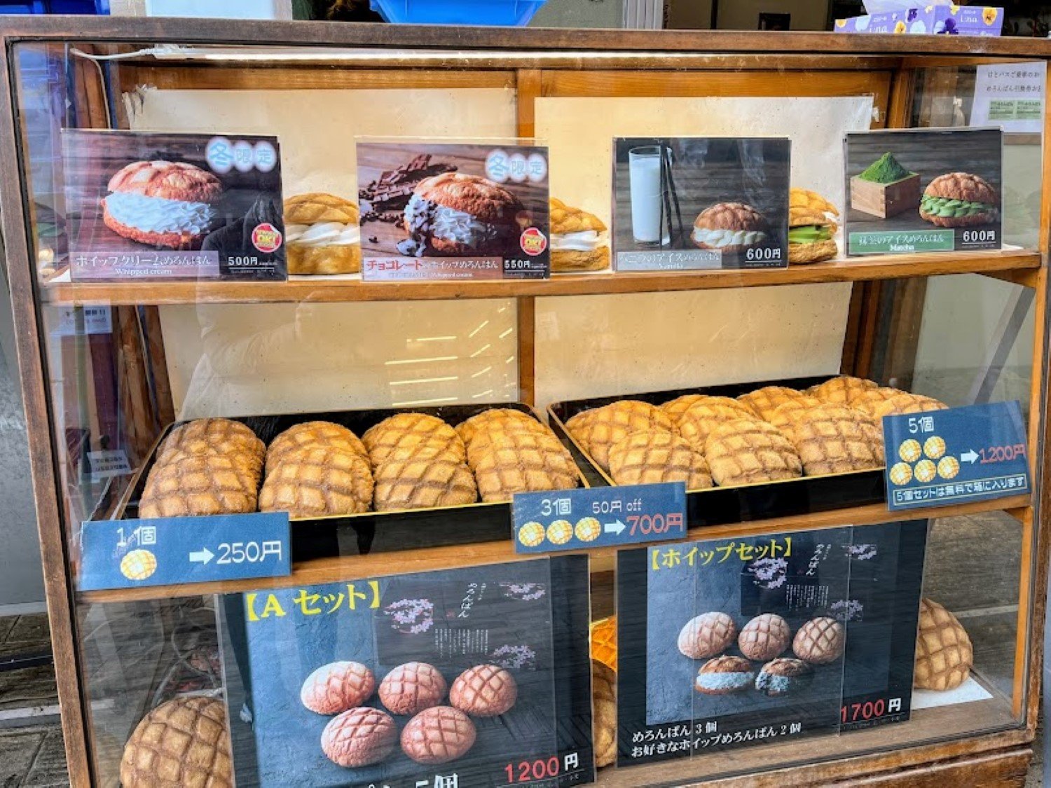 浅草花月堂本店 メロンパンショーケース