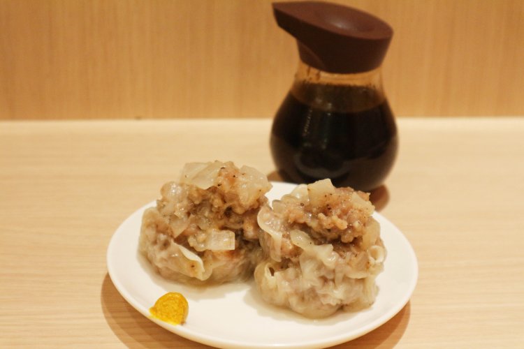 ソースシュウマイと言っても、タレとしてソースを推奨しますというだけで、強制ではありません。