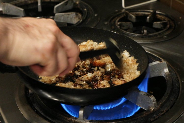 中華鍋ではなく普通のフライパンで作ります。家でもできる！