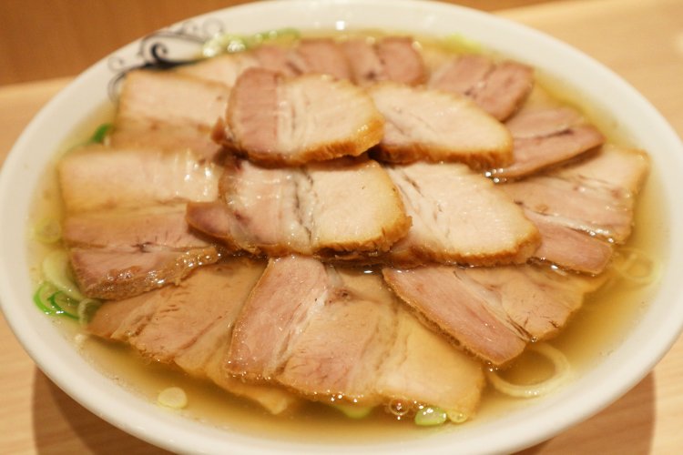 肉そば1270円。デフォルトの喜多方らーめんは870円です。