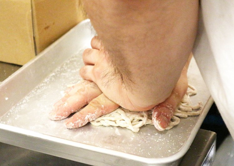麺は茹でる前に手で揉んでピロピロに！