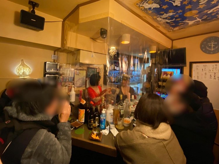 いつもお客さんで賑わう『シーサン』。感染防止のビニールの仕切りもエロさを感じる。
