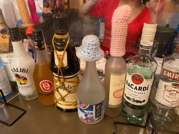 ボトルも亀甲縛りと男性器をかぶる徹底ぶりで、『シーサン』を盛り上げる。