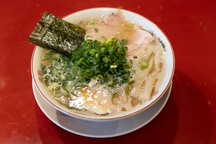 ラーメン800円。メニューは他にネギ、トゥルトゥル、替え玉、半替え玉のみと潔い。