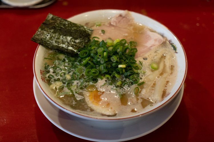 ラーメン800円。メニューは他にネギ、トゥルトゥル、替え玉、半替え玉のみと潔い。