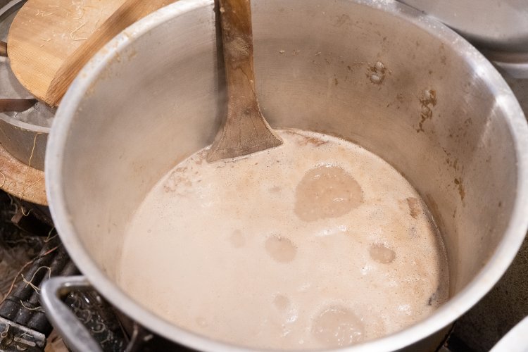 泡立つスープ。もちろん灰汁（あく）ではない。泡が多いほど豚骨が頑張っているいいスープなのだ。