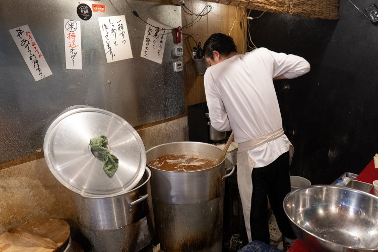 スープの寸胴鍋は2つを使い分けていて、大きい方で8割完成させたあと、左の鍋で仕上げる。