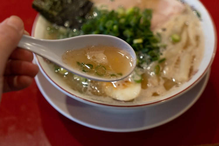 スープは透明。なぜか甘い。