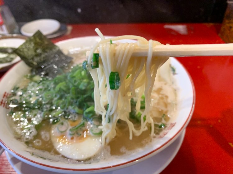 健太さんが好きな地元のラーメン店と同じ製麺所から仕入れた丸い細麺ストレート。