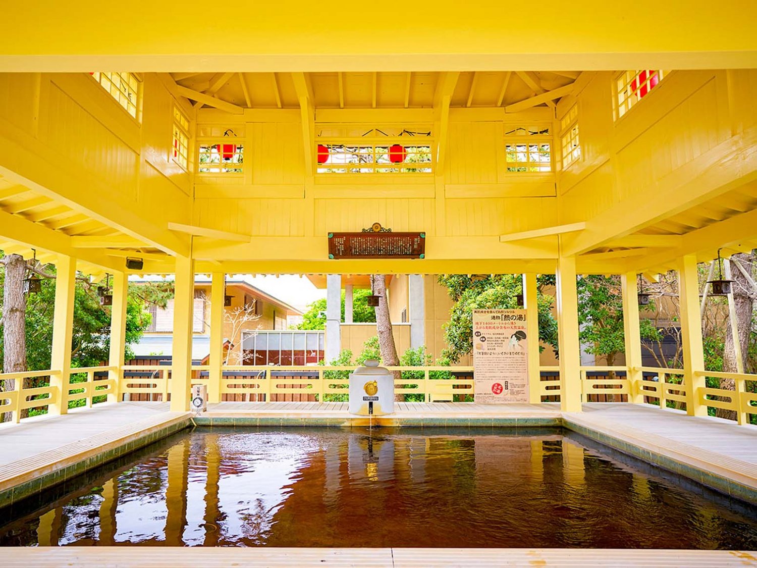 水着露天風呂「スパニワ」にあるレトロな湯屋を思わせる造りの「源泉館」は『大江戸温泉 浦安万華郷』のシンボル的施設。