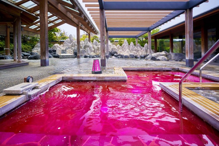 湯の色を見ると少し驚かされるが、入浴後には肌の潤いが増すという。