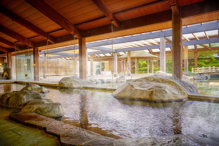 内湯の海香温泉。天然の保湿成分が肌の新陳代謝を促進してモチモチツヤツヤ肌になる。