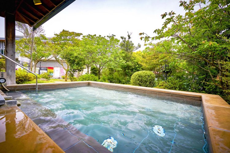 「池泉庭園の湯」は、浴槽に入って数分すると細かな気泡が身体中に付着する高濃度炭酸泉。