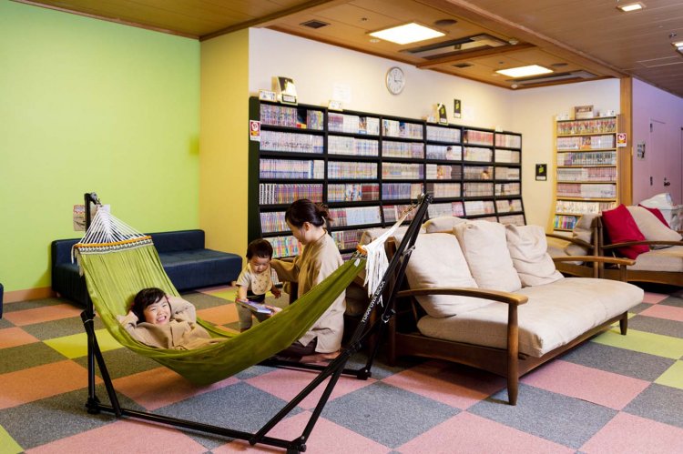 ソファやハンモックでくつろぎながらゆったりとマンガを読めるマンガコーナー。
