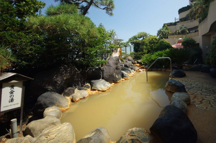 男女ともにある源泉かけ流しの露天風呂。塩分が肌を覆い汗の蒸発を防ぐので保温効果が長く続く。