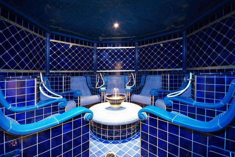 蒸気浴カルダリウムは室内にアロマの香りの蒸気が広がるスチーム浴。