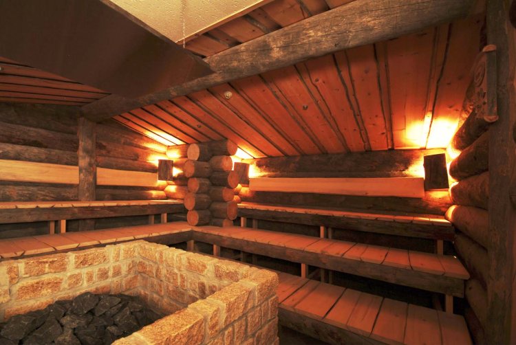 ケロサウナはログハウス風の部屋。サウナの本場フィンランドから運んだケロ材で作っている。