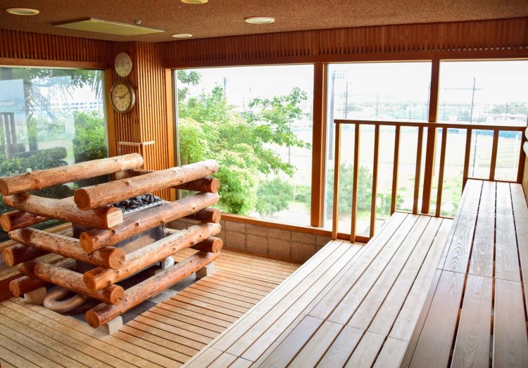 岩盤浴と合わせて利用したい「ビューサウナ」。ガラス窓の向こうに舞浜リゾートの風景が広がる。