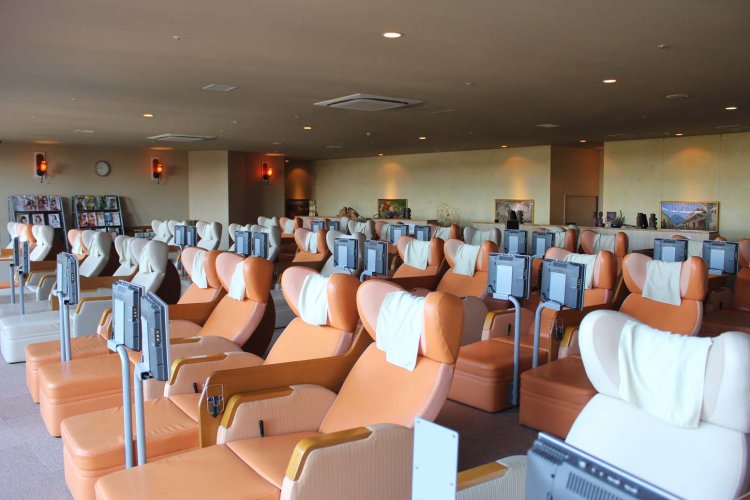 テレビ付きのリクライニングチェアに座り、足を投げ出せば、疲れが抜けていくような気分。