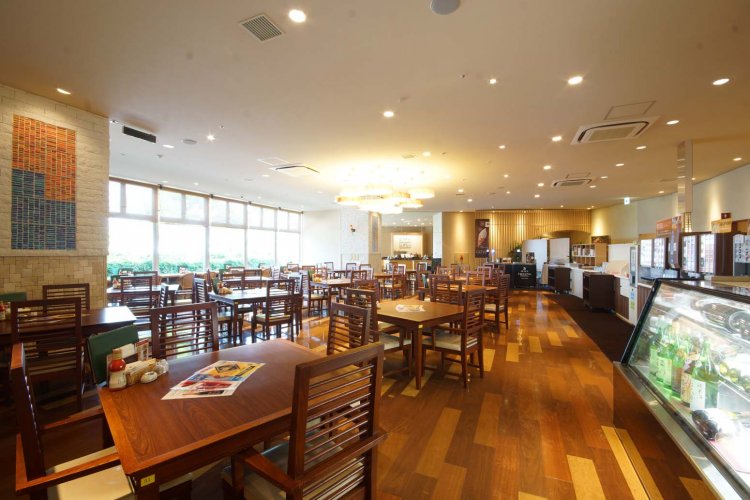 海鮮料理が評判の5階の「レストラン オーキッド」は館内着のまま利用できる。