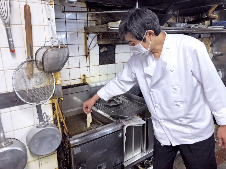 フライものは全て素材から調理。注文を受けてから揚げていく。