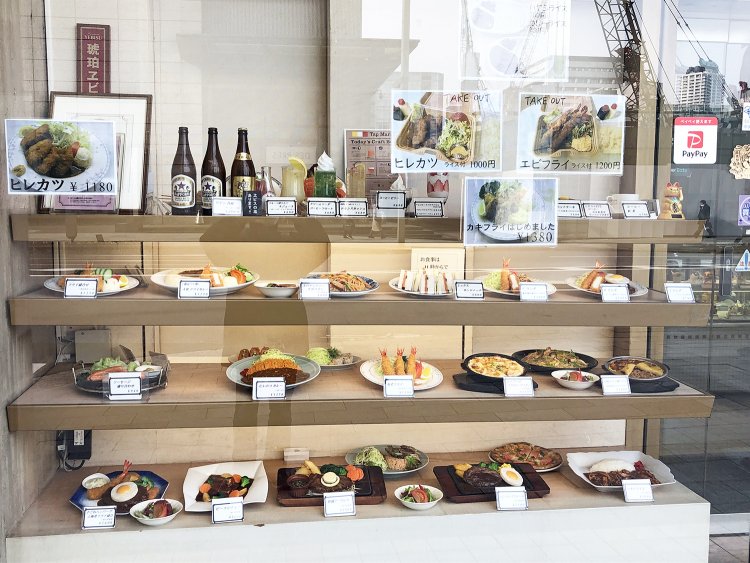 サンプルケースを眺めれば早くも食欲が刺激される。