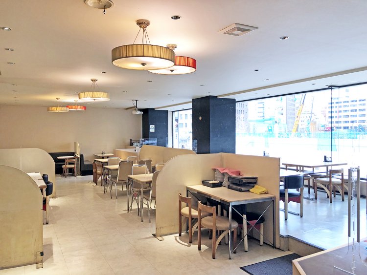 窓からは日本橋の中央通りが見下ろせる。