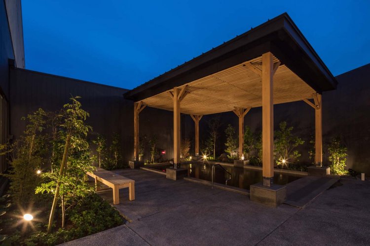 露天風呂は湯船も広くゆったりしているので、のんびりと過ごすにはぴったり。