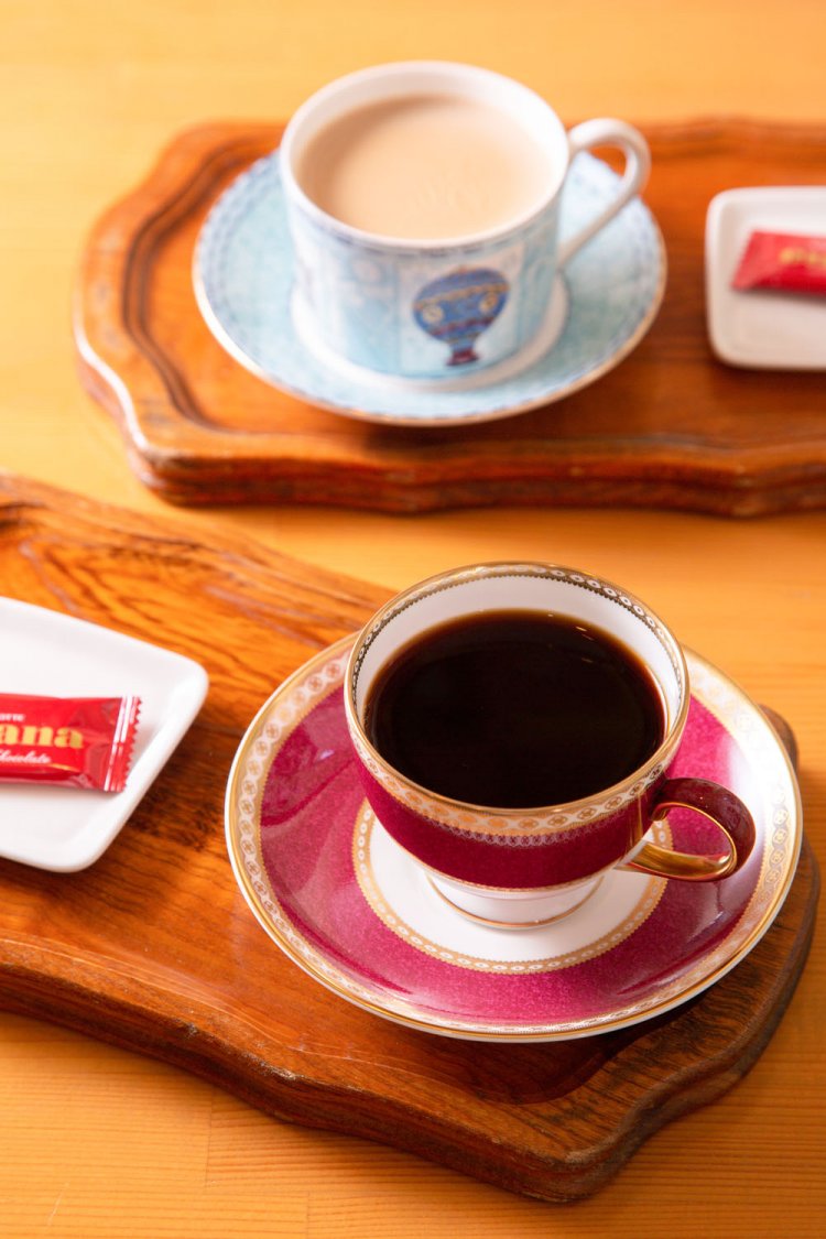 手前は10時間かける水出し常温コーヒー600円で、とろんとしたまろみ。奥は挽いた粉をミルクで煮出すカフェオーレ800円。豆販売あり。