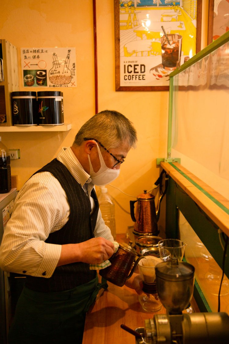 ネルドリップで淹れる松本さん。
