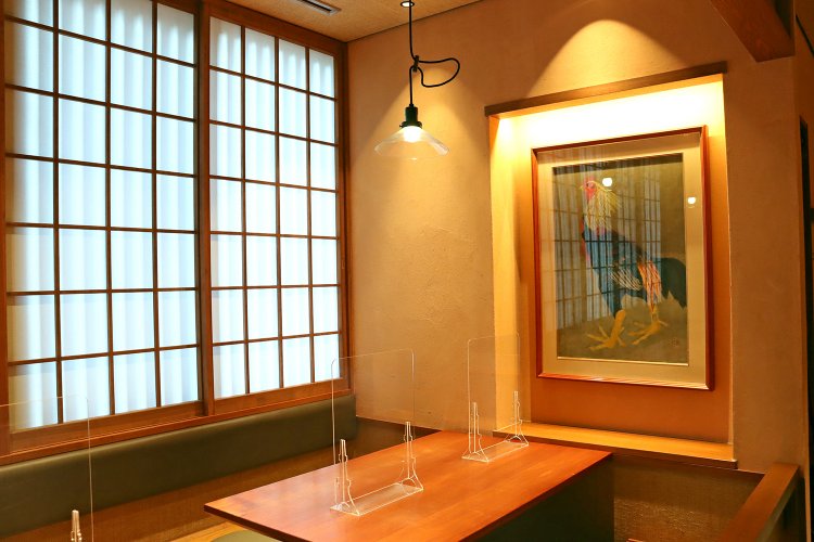 2階テーブル席の壁にさりげなく掛かっている小林古径の絵。