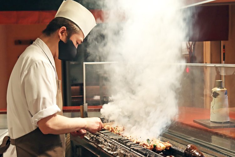 ランチでは９種類の串を焼くことも。一番難しいのは、つなぎなしで作る団子（つくね）。