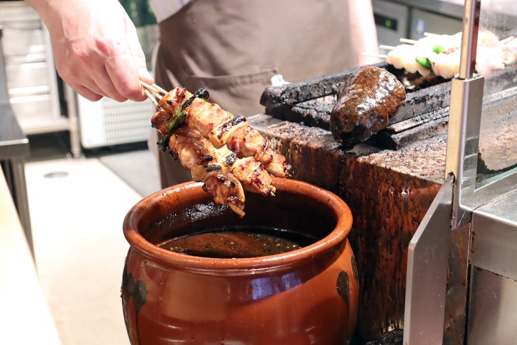 伝統のたれは、みりんとしょうゆを少量ずつつぎ足しながら、大切に受け継がれたもの。