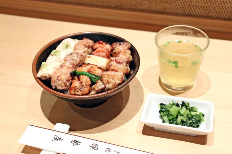 ささみ・もも肉・団子・皮身の焼き鳥4本丼1600円。レバー好きなら5本丼1900円がおすすめ。13：00～13：50限定で焼鳥3本丼1080円もある。