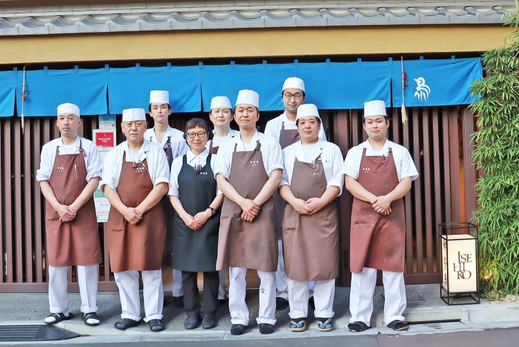 仕込みから接客まで、みんなで『伊勢廣』の味を守り伝える従業員の皆さん。