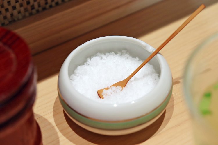 卓上にもある塩。まろやかで旨味を感じる。