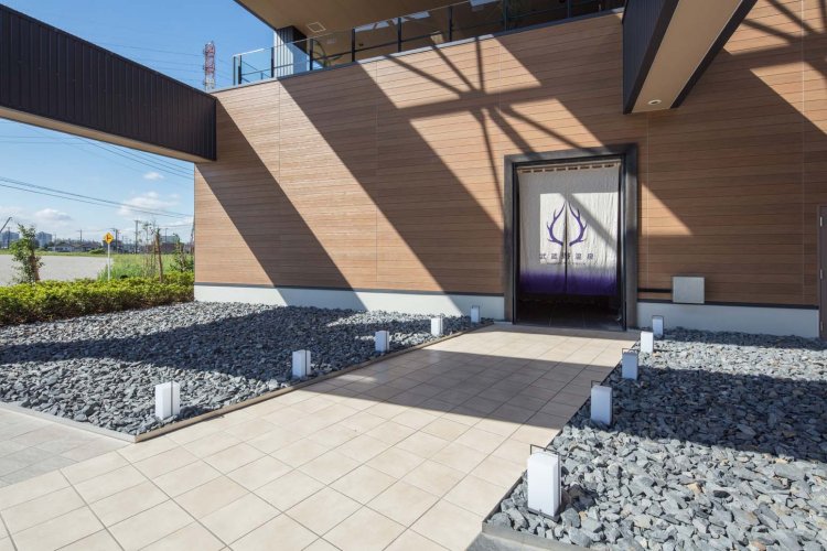 ちょっと秘密感があるエントランス。のれんをくぐれば大人の湯処が広がる。