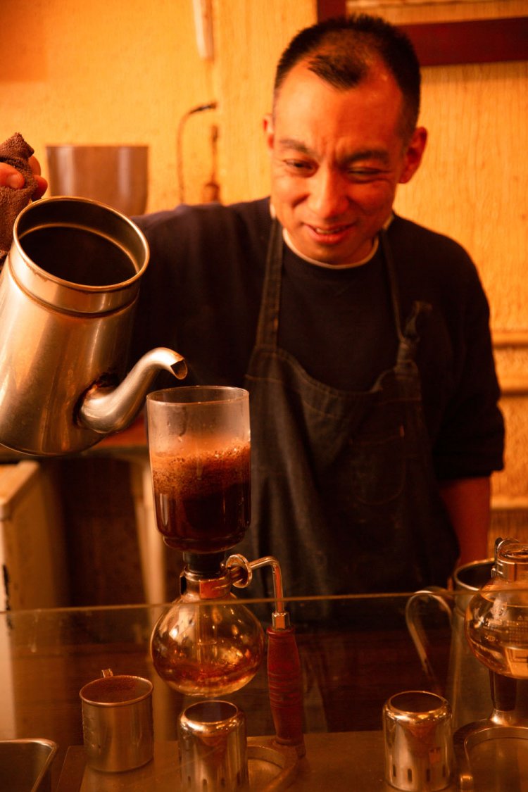 サイフォンでコーヒーを抽出する加藤さん。