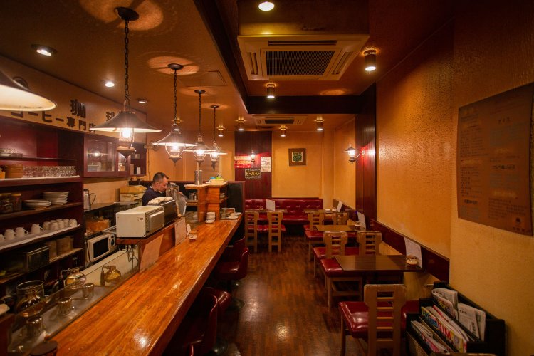 赤い革張り椅子、ランプ、木造りの風情にもうっとり。若い世代も通う。