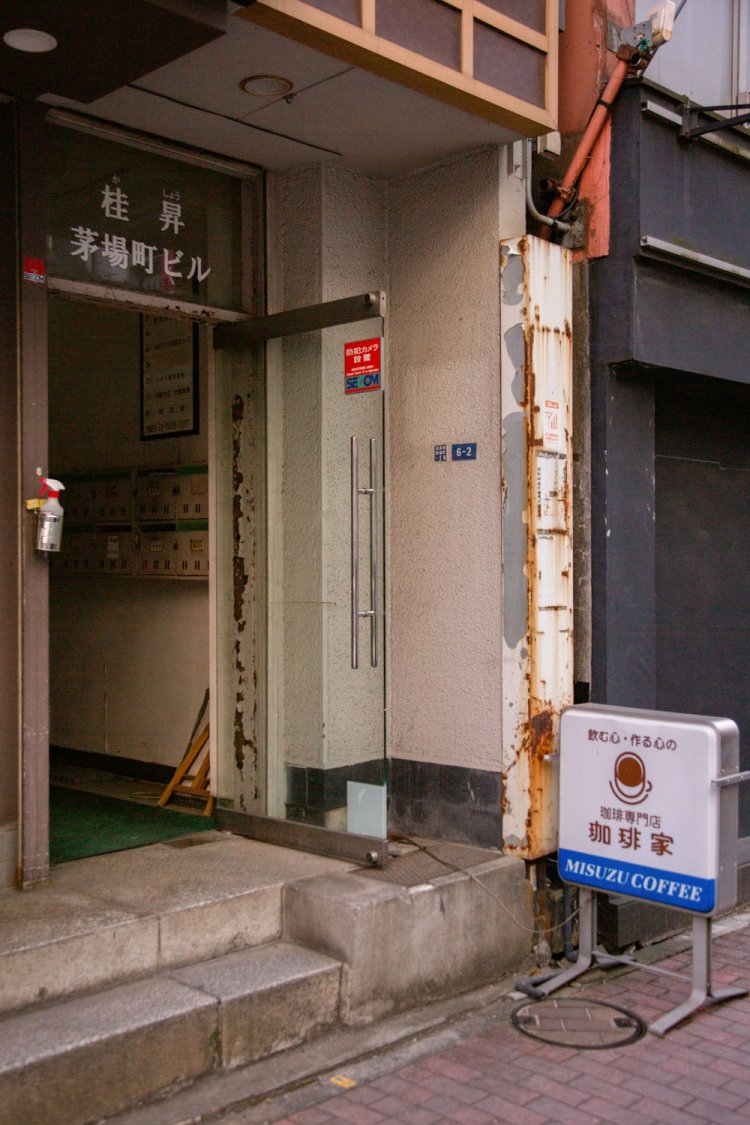 雑居ビル入り口の看板を見逃すな。