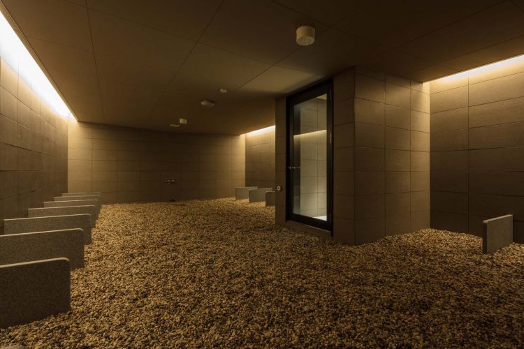 ルフロは岩盤浴とミストサウナを合わせたような新しい体験。4000円（入館料別。1回2時間まで。タオル・館内着・ミネラル入りウォーター付き）。