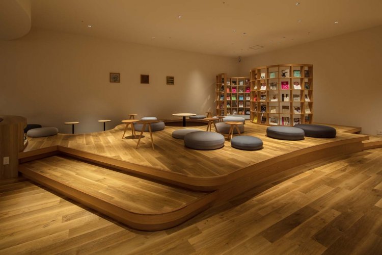 階段式の休憩コーナー。浴室から出たところにあるので湯上がりの待ち合わせに最適。