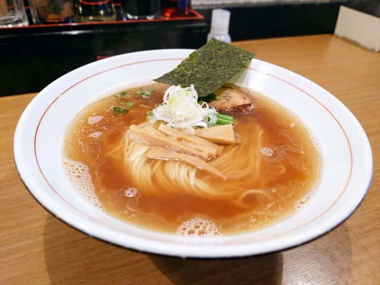 にぼしラーメン（しょうゆ）930円。独特の芳ばしさのある煮干しの風味がたまらない。